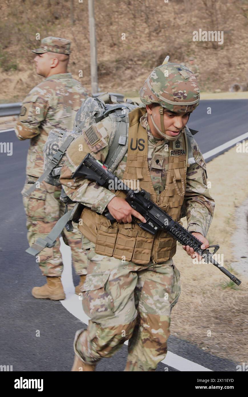 Soldaten der US-Armee des 19. Expeditionary Sustainment Command erreichen die Ziellinie des 19. ESC Best Squad Competition am 4. April 2023 in Camp Casey, Südkorea. Der Zweck dieses Wettbewerbs ist es, die Kampfbereitschaft eines Trupps durch Versuche zu beurteilen, die ihre körperliche Stärke und ihr Wissen über die Armee testen. Stockfoto