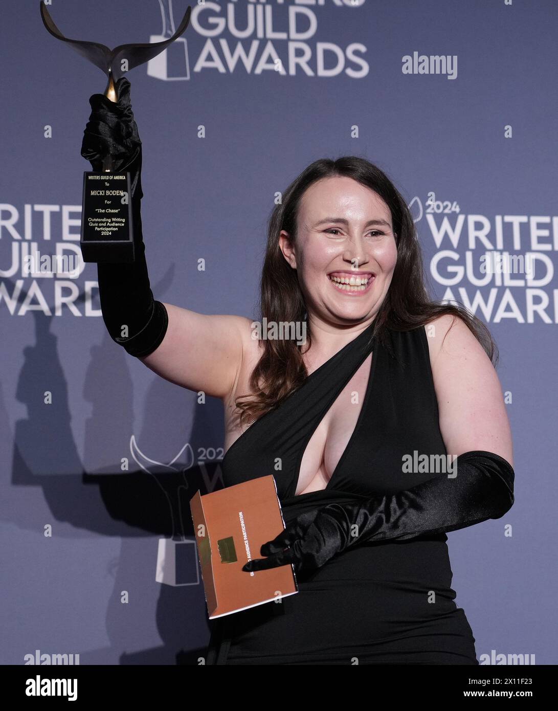 Los Angeles, USA. April 2024. Micki Boden, Gewinner des Preises „Outstanding Writing, Quiz and Audience Participation“ für „The Chase“, posiert im Presseraum bei der Zeremonie der Writers Guild Awards in Los Angeles 2024, die am Sonntag, den 14. April 2024, im Hollywood Palladium in Los Angeles, KALIFORNIEN, stattfand. (Foto: Sthanlee B. Mirador/SIPA USA) Credit: SIPA USA/Alamy Live News Stockfoto