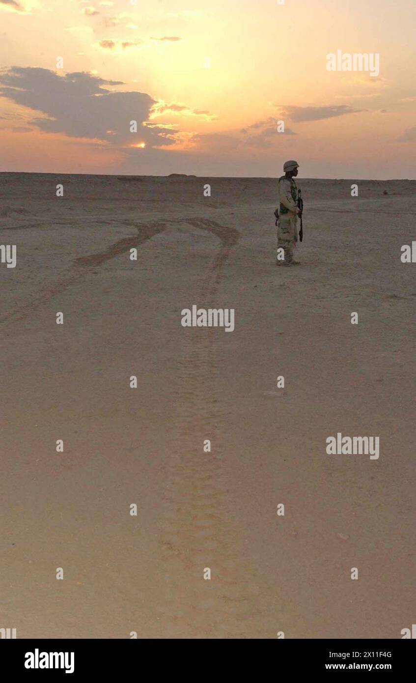 SPC. Axavier McCutchen von der 410. Militärpolizeikompanie aus Fort Hood, Texas, blickt über den Horizont im Zentralirak. Der Soldat aus Miami ist Teil eines Teams, das Generalleutnant David McKiernan, Kommandeur des Landkomponentenkommandos der Coalition Forces Ca, zur Verfügung stellt. März 2004 Stockfoto