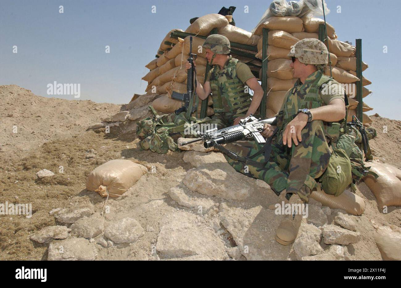 Brian Fisher (links), aus Forked River, N.J., und Christopher Wright von Company F, 2. Bataillon, 6. Marines, aus Aiken, S.C., man bemannt einen Bunker am Rand ihres Basislagers. Das 2. Bataillon, 6. Marines, hat ein temporäres Basislager errichtet, während sie auf weitere Kampfeinsätze (Irak) warten. März 2004 Stockfoto