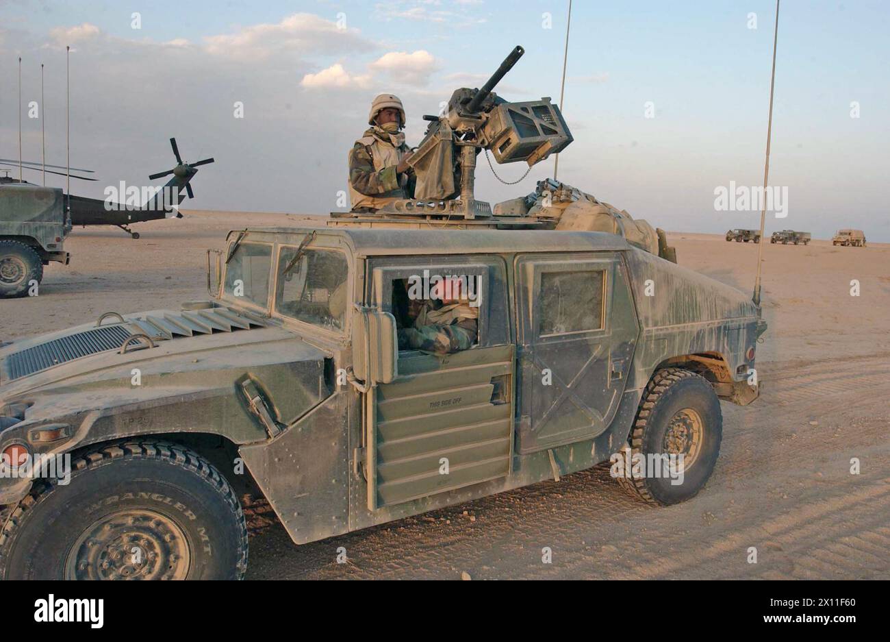 Isaiah Oliver bemannt einen MK-19-Granatwerfer, der auf einem Humvee im Zentral-Irak montiert ist. Der Kolumbianer, S.C., dient bei der 6039. Militärpolizeikompanie aus Bamburg, Deutschland. März 2004 Stockfoto