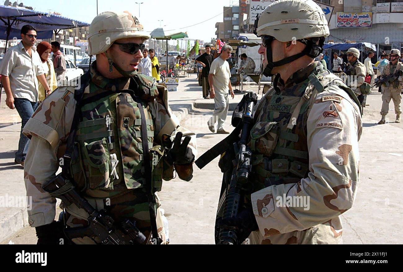 Lieutenant Colonel David Batchelor (rechts), Kommandeur, 1. Bataillon, 41. Infanterieregiment, der 2. Brigade, 10. Gebirgsdivision, hört zu, wie ein Soldat über die verschiedenen Arten spricht, wie seine Einheit den Marktplatz patrouilliert, während des zweiten Tages der 1-41er-Fahrt mit 2-8 ca. 2004 Stockfoto