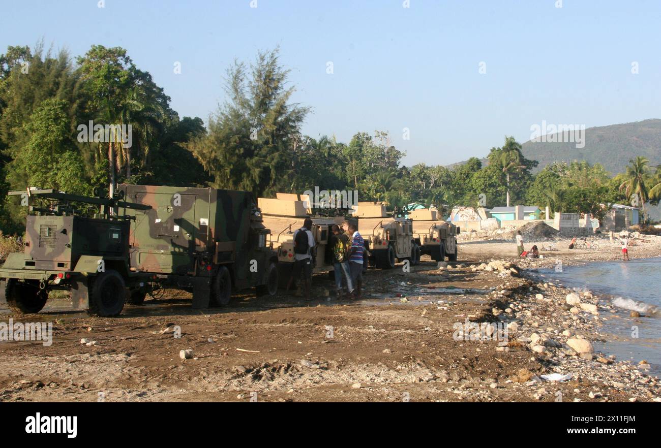 Marines vom Kampflogistik-Bataillon 22, 22. Marine Expeditionstruppe, bereiten sich auf die Reise nach Petit Goave vom Grand Goave Beach, Haiti, 24. Januar 2010 vor. Als Reaktion auf ein verheerendes Erdbeben, das das Land Haiti heimgesucht hat, begannen Marines und Seeleute der 22. MEU, Hilfsgüter zu liefern und medizinische Hilfe zur Unterstützung der Operation Unified Response zu leisten, 19. Januar. Stockfoto