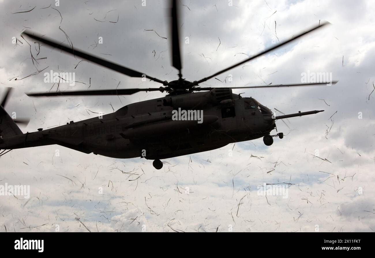 Ein CH-53E Super Hengst der Marine Heavy Helicopter Squadron 461 (verstärkt), 22nd Marine Expeditionary Unit, nähert sich einer Landezone in Leogane, Haiti, 25. Januar 2010. Der Hubschrauber brachte Vorräte an die Marines of Lima Company, das Bataillon Landing Team, das 3. Bataillon, das 2. Marine Regiment, die 22. MEU, die am Vortag in das Gebiet geflogen sind, um ein neues Gebiet für humanitäre Hilfe für die Erdbebenopfer in Haiti in einem Missionsgebiet einzurichten. Stockfoto