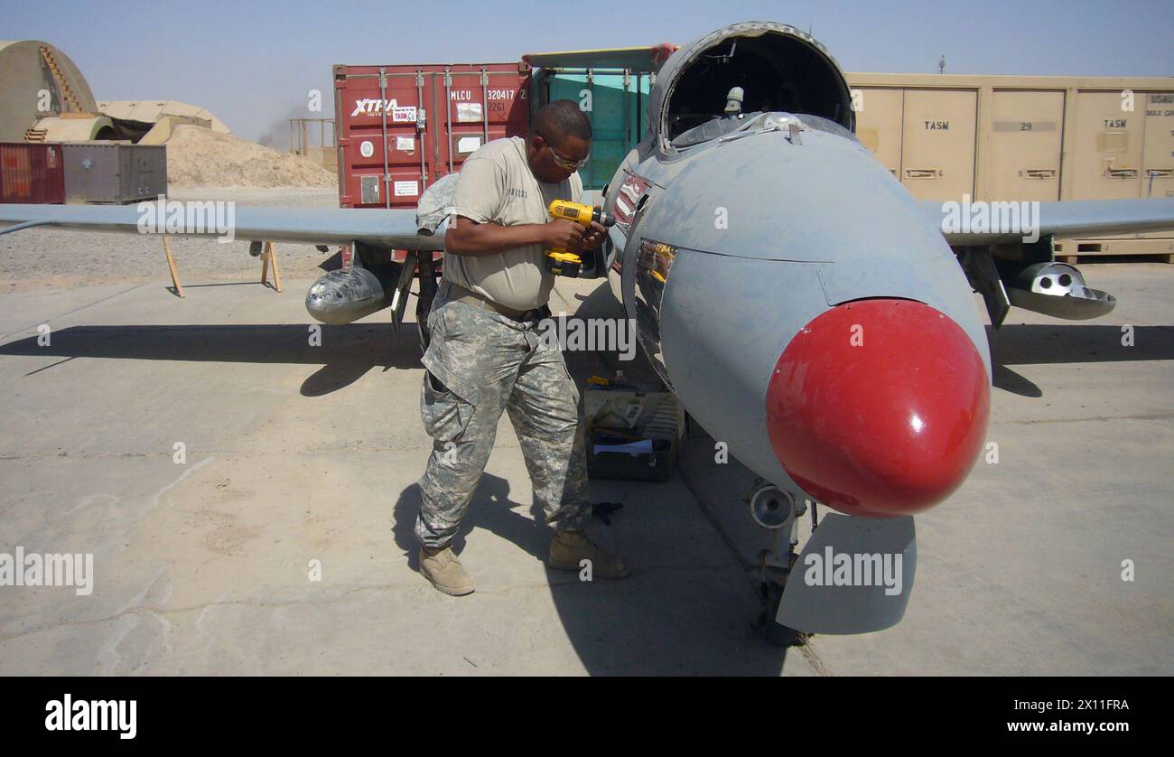 Soldaten der Bravo-Kompanie, 209. Luftverkehrsunterstützungsbataillon, 25. Kampfflugbrigade reparieren eine L-29 Telfin auf der Notfalleinsatzbasis Speicher CA. Juli 2004 Stockfoto