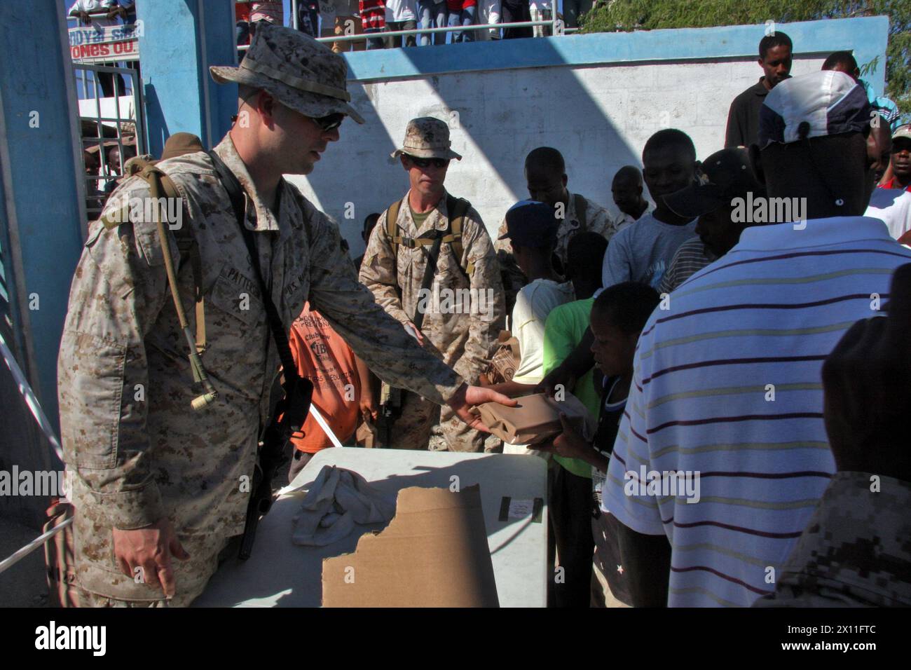 Marines und Matrosen des Kampflogistik-Bataillons 24 und des Bataillons Landing Team, 1. Bataillon, 9. Marine-Regiment, 24. Marine Expeditionstruppe, starteten von der USS Nassau aus, um eine Standortuntersuchung und humanitäre Hilfe in La Gonave, Haiti, am 25. Januar 2010 durchzuführen. Stockfoto