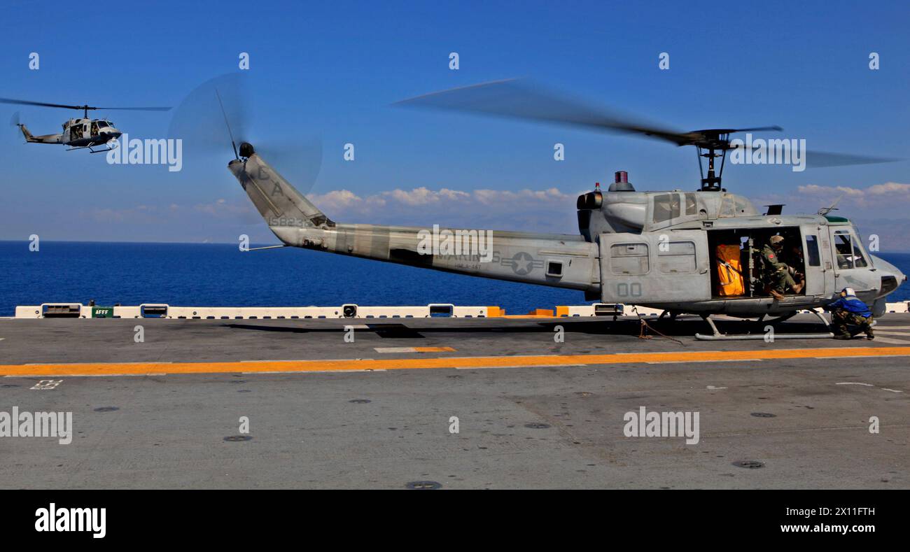 Generalleutnant Ken Ken Keen, Kommandeur der Joint Task Force Haiti, trifft auf dem amphibischen Angriffsschiff USS Bataan auf einer UH-1N Huey von der Marine Heavy Helicopter Squadron 461 (verstärkt) ein, um Marines der 22. Marine Expeditionary Unit und Seeleute der USS Bataan am 25. Januar 2010 zu besuchen. Die 22. MEU hat seit dem 19. Januar humanitäre Hilfe und Katastrophenhilfemissionen in ganz Haiti durchgeführt. Stockfoto