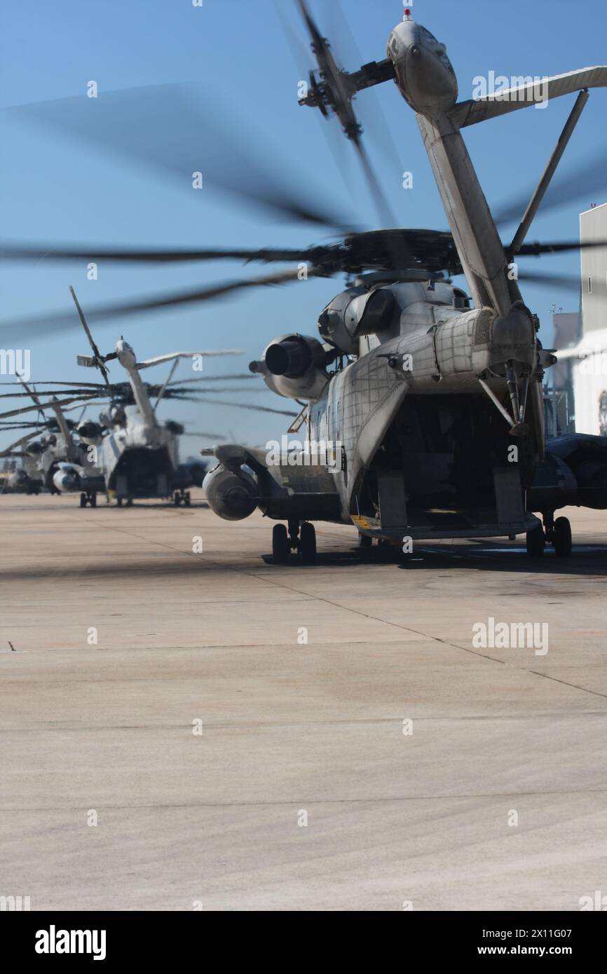 CH-53E 'Super Hallion' Hubschrauber warten auf den Start, 12. Februar 2010 von der Marine Corps Air Station Miramar, um in der 'Parade of Flight' zur Hundertjahrfeier der Marineflugzeuge zu fliegen. Stockfoto