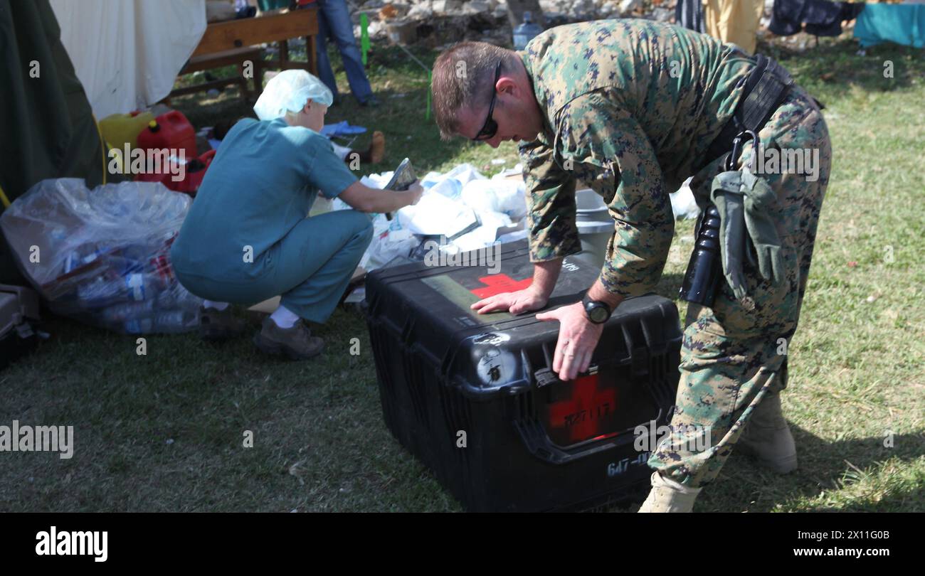 Chief Petty Officer Kenny Mathiesen, führender Chief Petty Officer für Battalion Aid Station, Battalion Landing Team, 3. Bataillon, 2. Marine Regiment, 22. Marine Expeditionary Unit, packt medizinische Vorräte in einer kanadischen medizinischen Klinik vor Leogane, Haiti, 22. Januar 2010 aus. Stockfoto