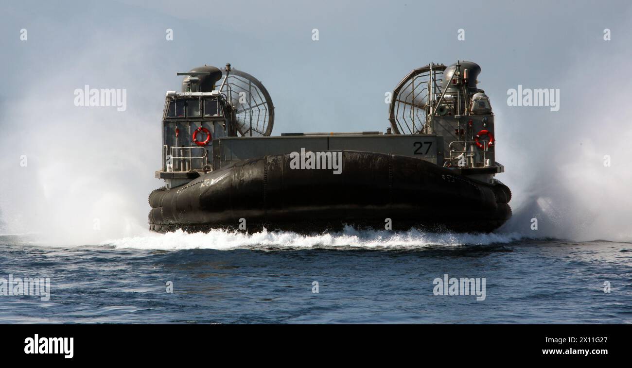 Ein Navy Landing Craft Air Cushioned von Assault Craft Unit 4, amphibisches Angriffsschiff USS Bataan, nähert sich dem Schiff am 22. Januar 2010, um Fahrzeuge und Vorräte der 22. Marine Expeditionary Unit zu laden, die für die Operation Unified Response Relief Anstrengung in Haiti eingesetzt werden sollen. Stockfoto