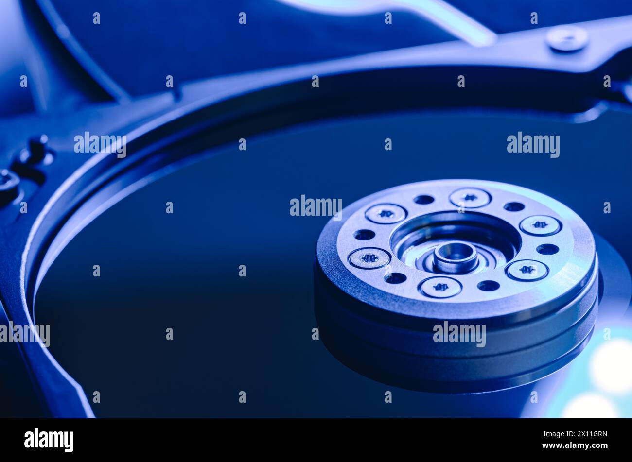 hdd. Festplatte. Elektronisches Bauteil des Computers. Abstrakter technologischer Hintergrund. Stockfoto