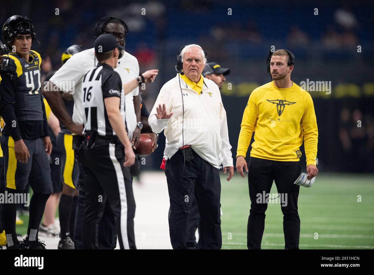 San Antonio, Texas, USA. April 2024. SA Brahmas Heach Coach Wade Phillips und sein Team bitten den Ref, sich zu vergewissern, dass der Ball richtig ist. (Kreditbild: © James Leyva/ZUMA Press Wire) NUR REDAKTIONELLE VERWENDUNG! Nicht für kommerzielle ZWECKE! Stockfoto