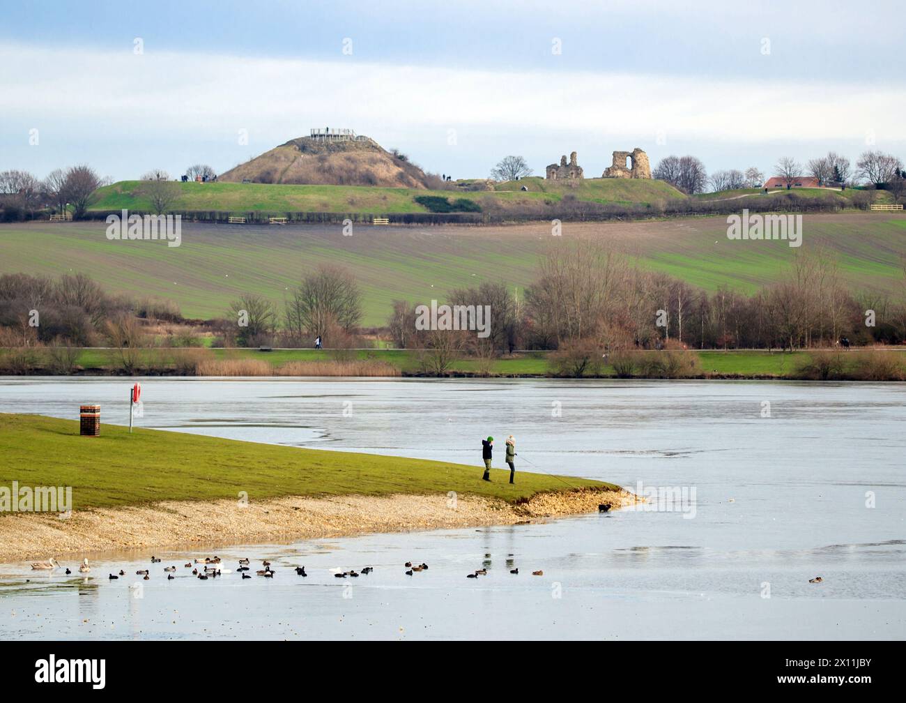 Undatiertes Aktenfoto von Menschen, die einen Hund im Pugneys Country Park in Wakefield, Yorkshire, laufen. Das Land muss selbst in Zeiten wirtschaftlicher Not in die Natur investieren - oder eine "große Rechnung auf der Strecke zahlen", warnte der Chef von Natural England. Tony Juniper, Vorsitzender der Regierungsbehörde, die sich um die Natur in England kümmert, sagte, eine gesunde natürliche Umwelt sei für die nationale Sicherheit, den Wohlstand und die öffentliche Gesundheit von wesentlicher Bedeutung. Ausgabedatum: Montag, 15. April 2024. Stockfoto