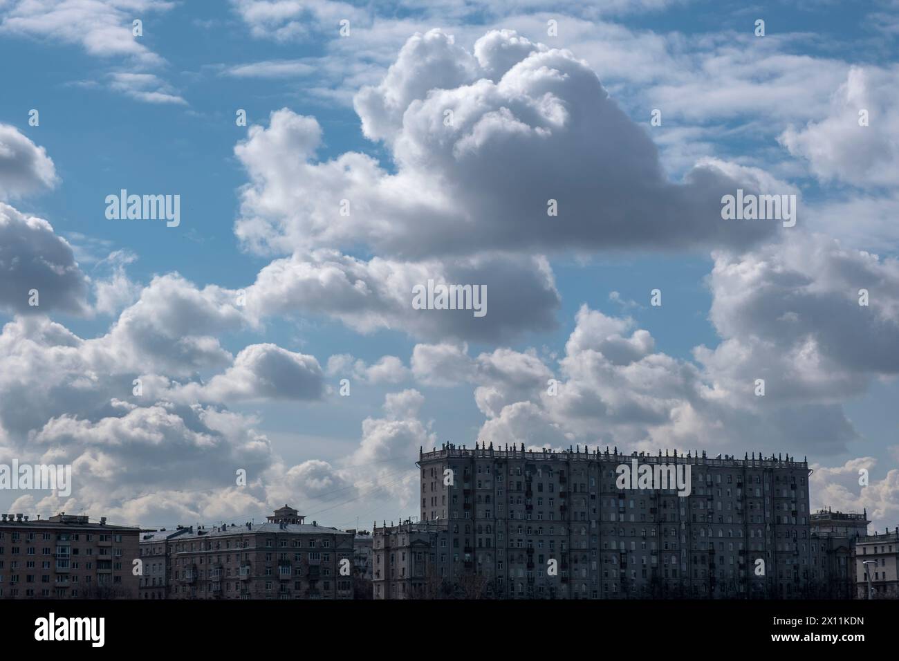 Der windige Himmel im Frühling mit weißen Wolken über dem Wohnviertel in Moskau, Russland Stockfoto