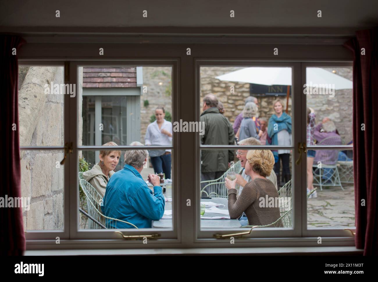 Essen im Freien im Talbot Inn in Mells, Somerset, Großbritannien. Stockfoto