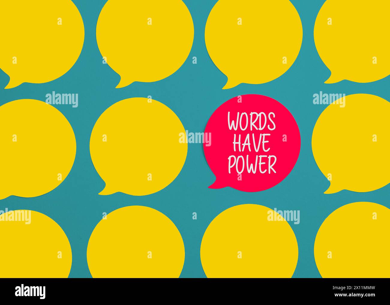 Wörter haben eine Powermeldung auf der Sprechblase. Marketingkonzept für Storytelling. Stockfoto