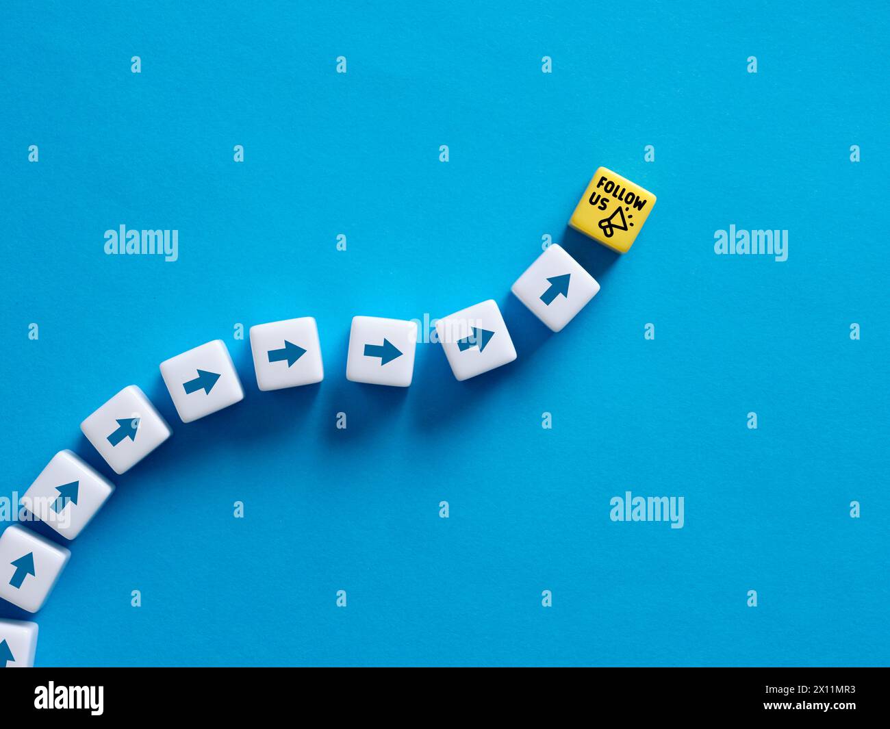 Folgen Sie uns dem Online-Business-Marketing-Konzept. Mehr Follower anlocken und soziale Online-Kommunikation nutzen. Stockfoto