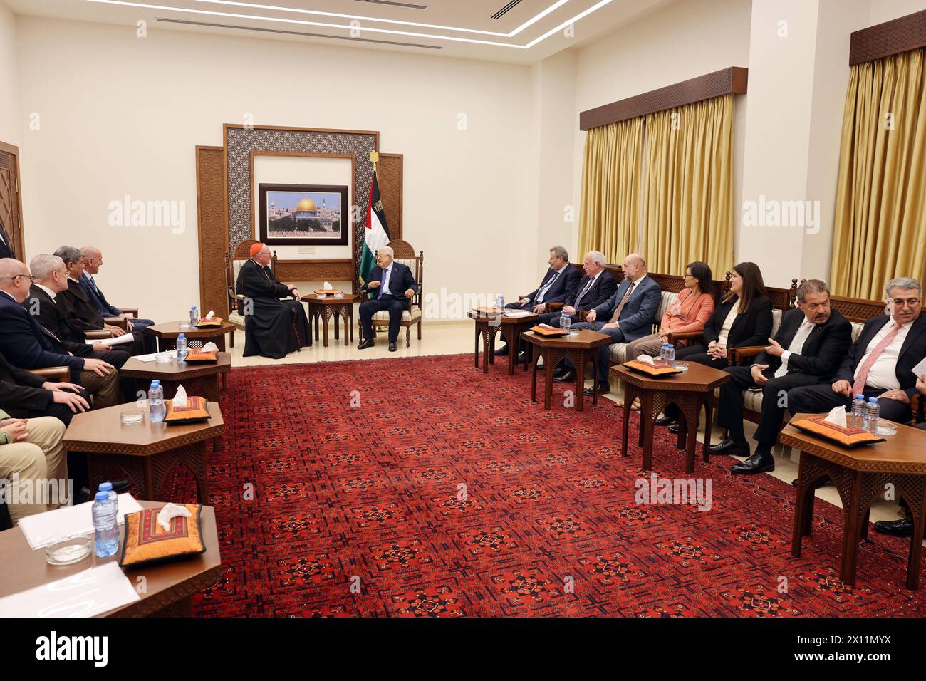 Der palästinensische Präsident Mahmud Abbas Abu Mazen trifft sich am 14. April 2024 mit Kardinal Timothy Dolan, dem Erzbischof von New York City, in Ramallah, Palästina. Foto: Thaer Ganaim apaimages Ramallah West Bank Palästinensische Gebiete 140424 Ramallah PPO 002 Copyright: XapaimagesxThaerxGanaimxxapaimagesx Stockfoto