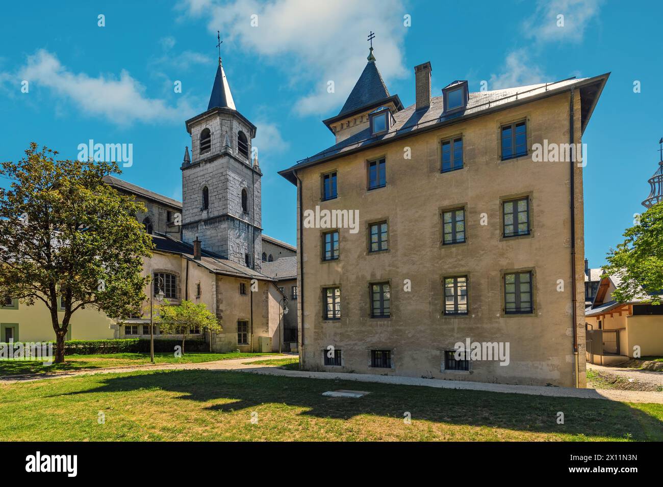 Glockenturm der Kathedrale und der Pfarrei unter blauem Himmel in Chambery - kleine Stadt in Frankreich. Stockfoto