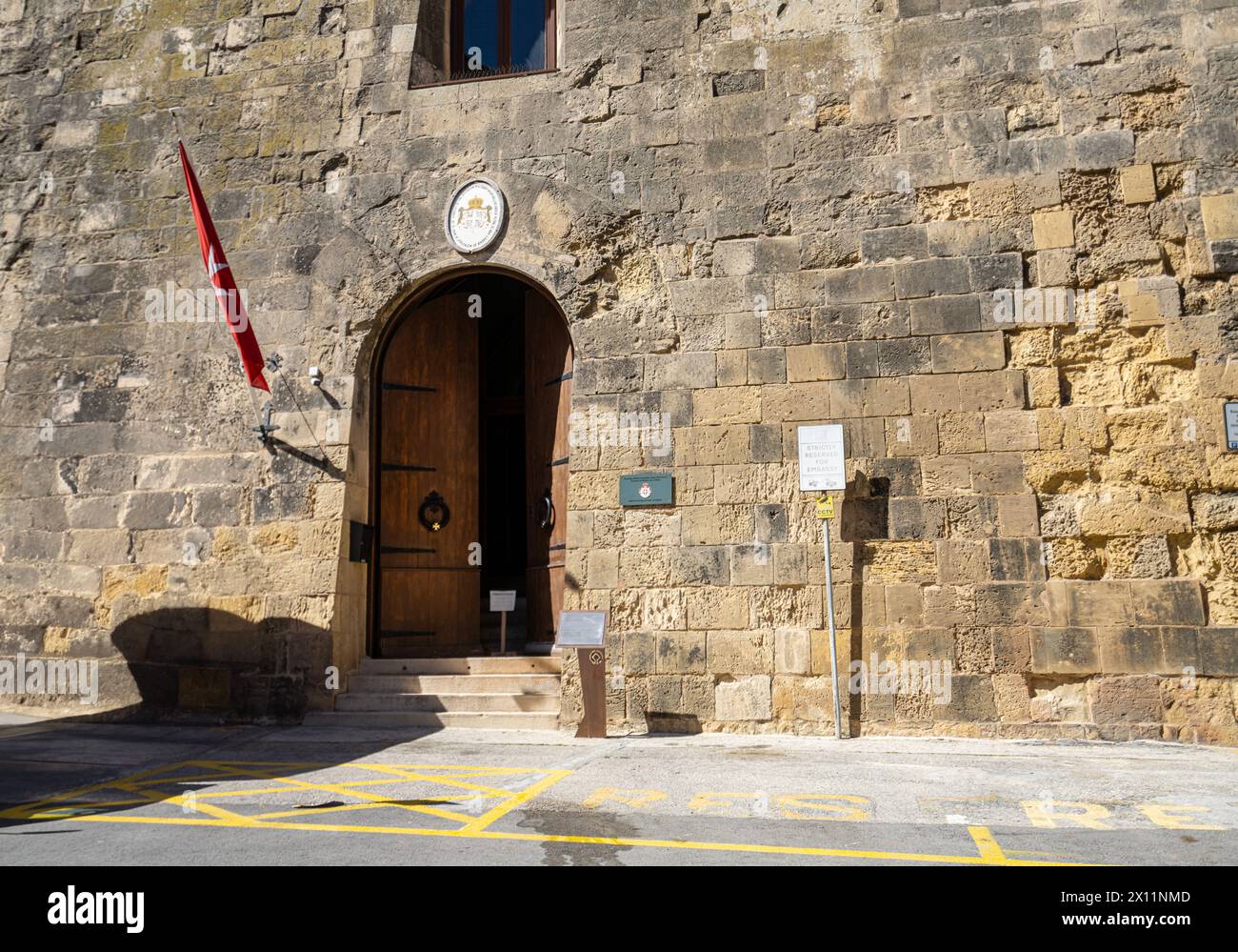 Valletta, Malta, 03. April 2024 Gebäude der Botschaft des souveränen militärischen Hospitalerordens St. Johannes von Jerusalem oder Rodhes und von Malta im Stadtzentrum Stockfoto