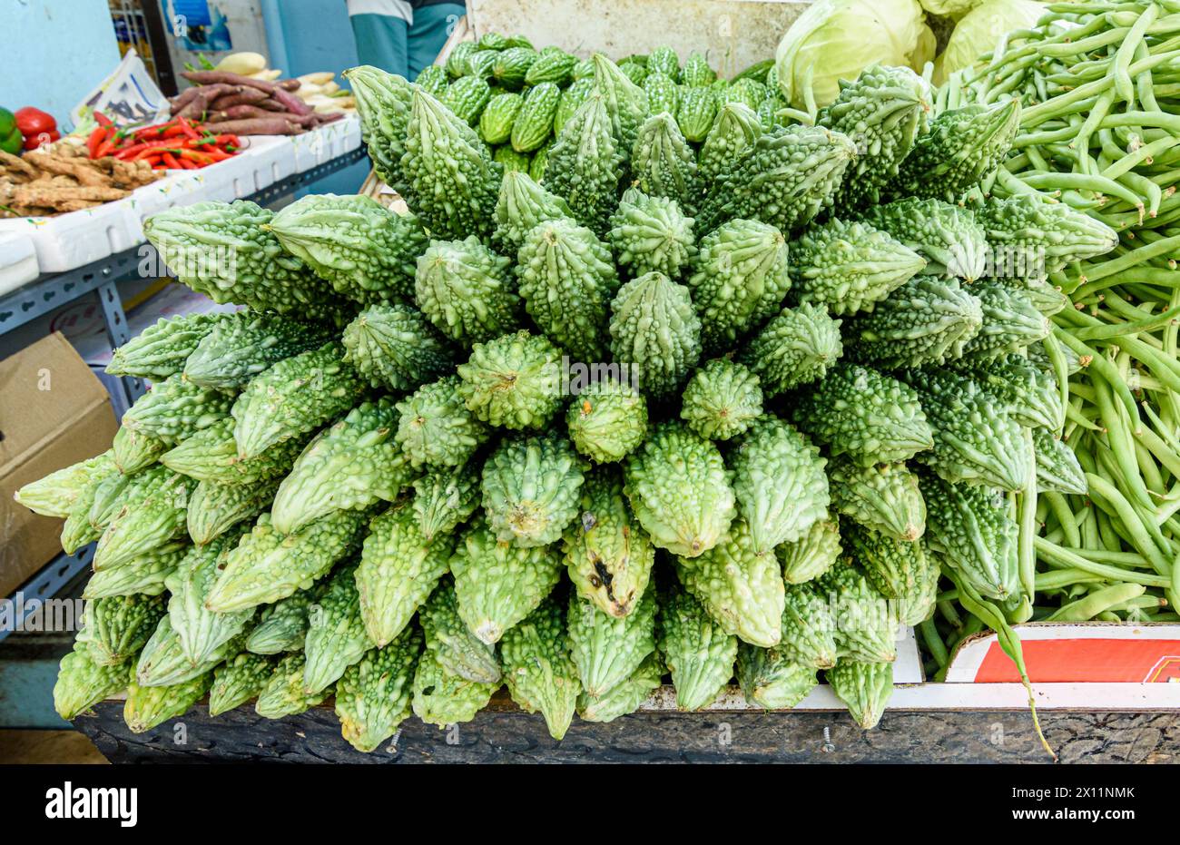 Ein Haufen bitterer Kürbisse an einem Stand in Little India, Singapur Stockfoto