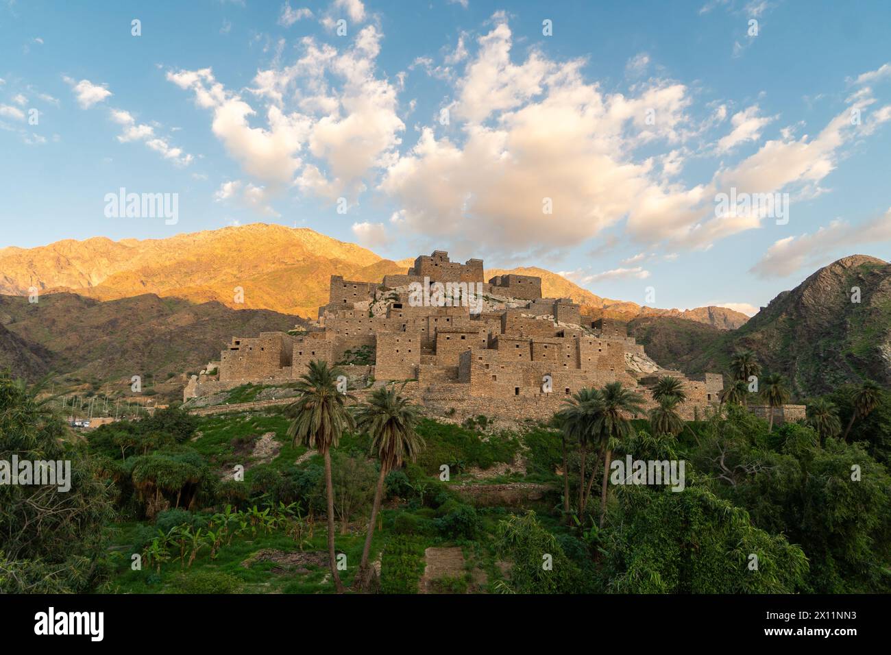Du bist ein altes Dorf in der Nähe von Al-Bahah und Dschidda in Saudi-Arabien mit Palmen, die im Kontrast zu Wüstenbergen im Nahen Osten stehen Stockfoto