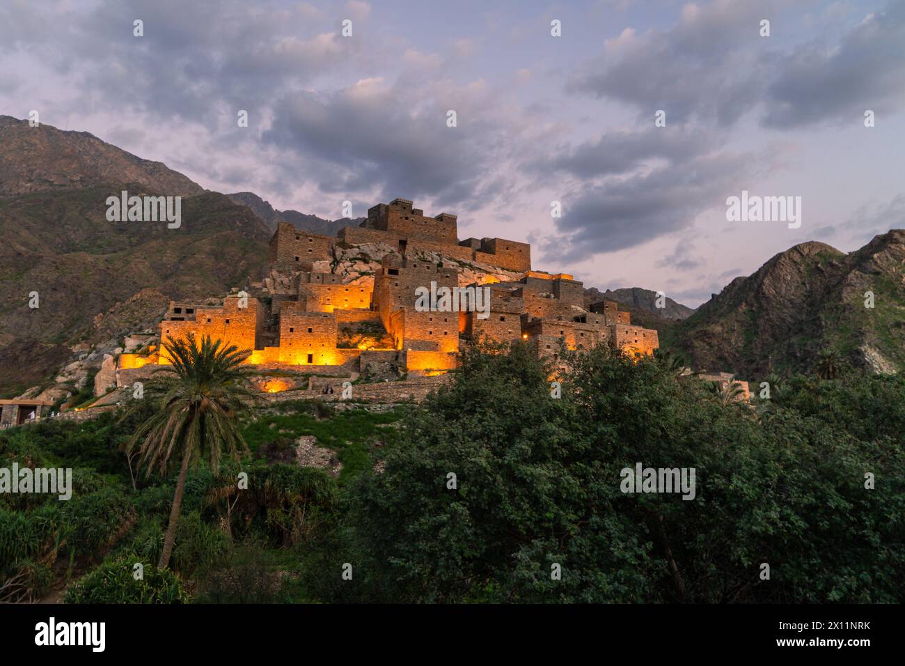 Dämmerung über dem antiken Dorf Thee Ain nahe Al-Bahah und Dschidda in Saudi-Arabien mit dramatischen Wolken auf der arabischen Halbinsel Stockfoto