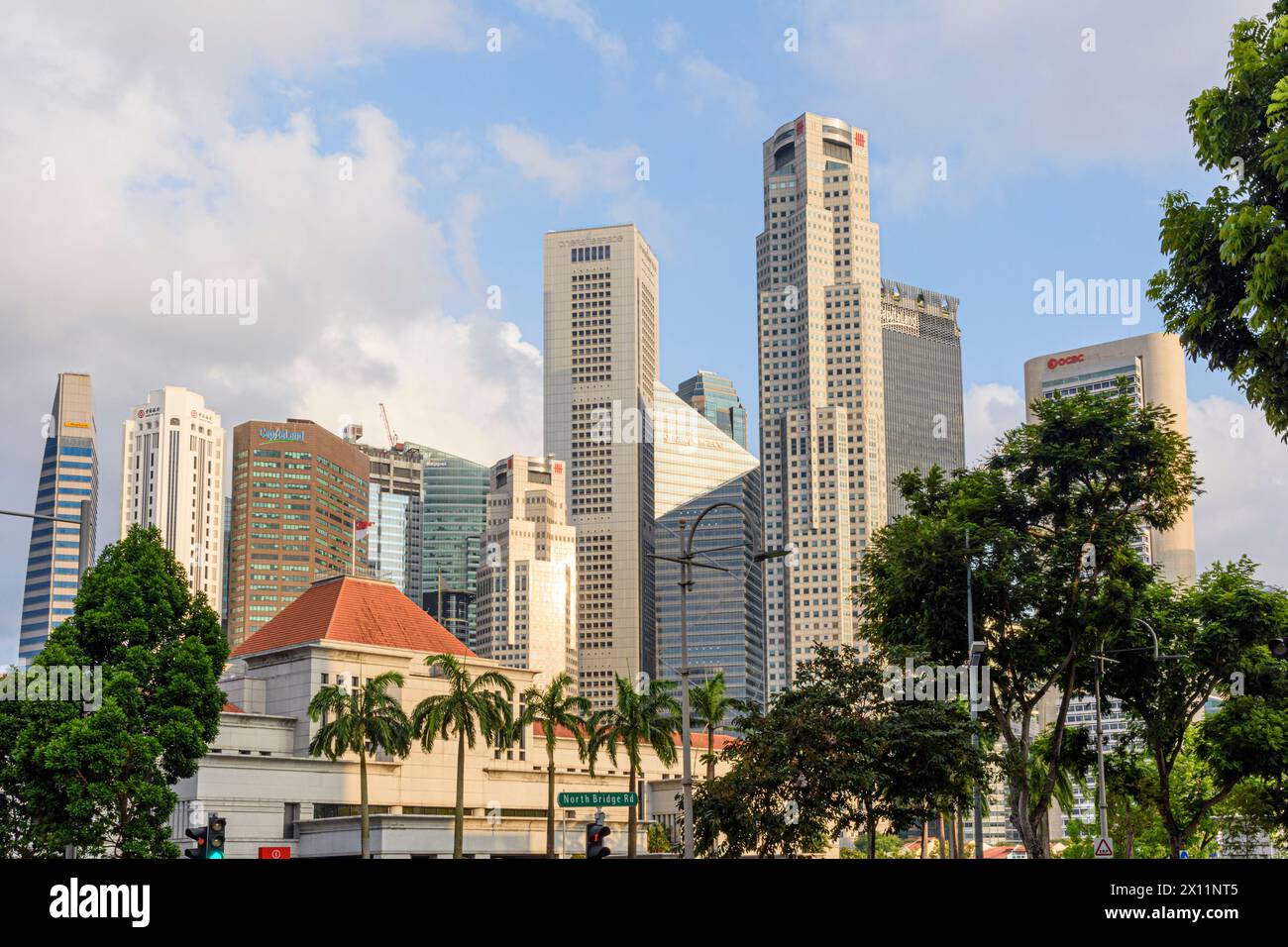 Am späten Nachmittag sonnen Sie sich über dem Parlamentsgebäude im Civic District mit den Wolkenkratzern des CBD, die über Singapur ragen Stockfoto