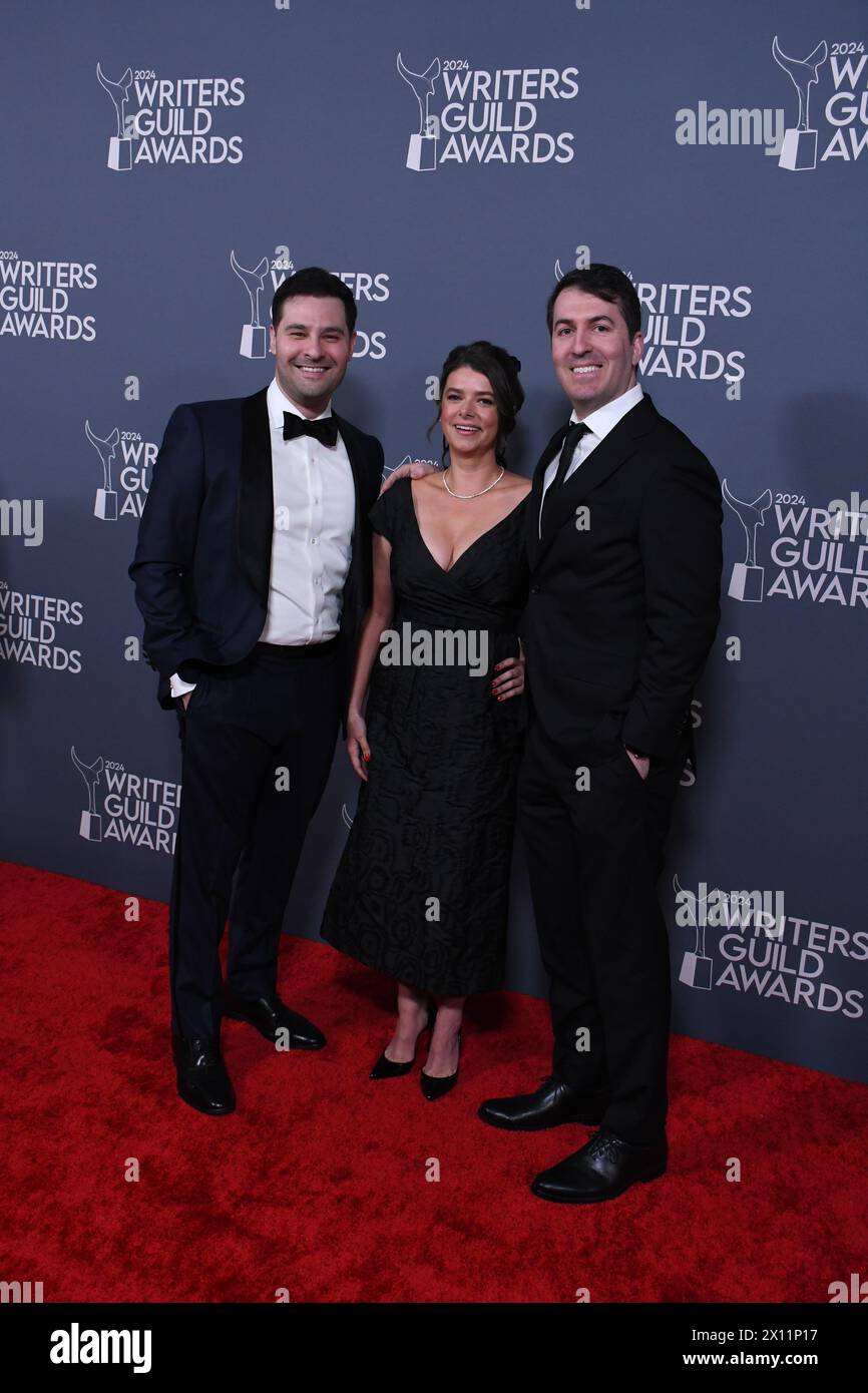 Los Angeles, Kalifornien, USA 14. April 2024 Greg Gertmenian und Julia Cox nehmen am 14. April 2024 an den 76. Annual Writers Guild Awards im Hollywood Palladium in Los Angeles, Kalifornien, USA Teil. Foto: Barry King/Alamy Live News Stockfoto