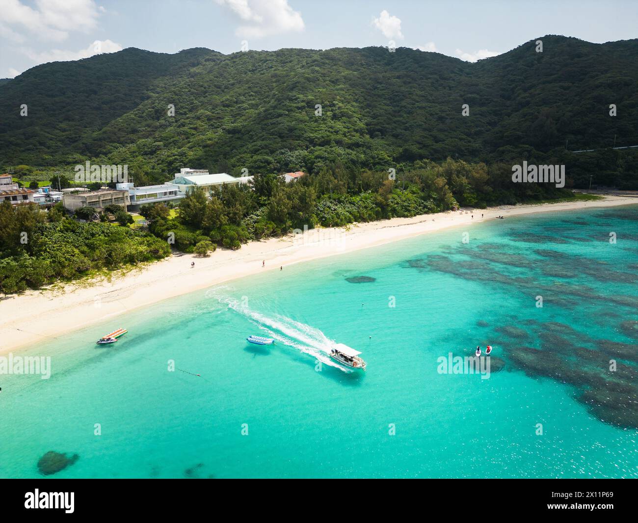 Okinawa, Japan: Aus der Luft eines Bootes, das den Strand von Aharen auf der Tokashiki-Insel verlässt, einem beliebten Sommerziel in Okinawa im Pazifischen Ozean. Stockfoto