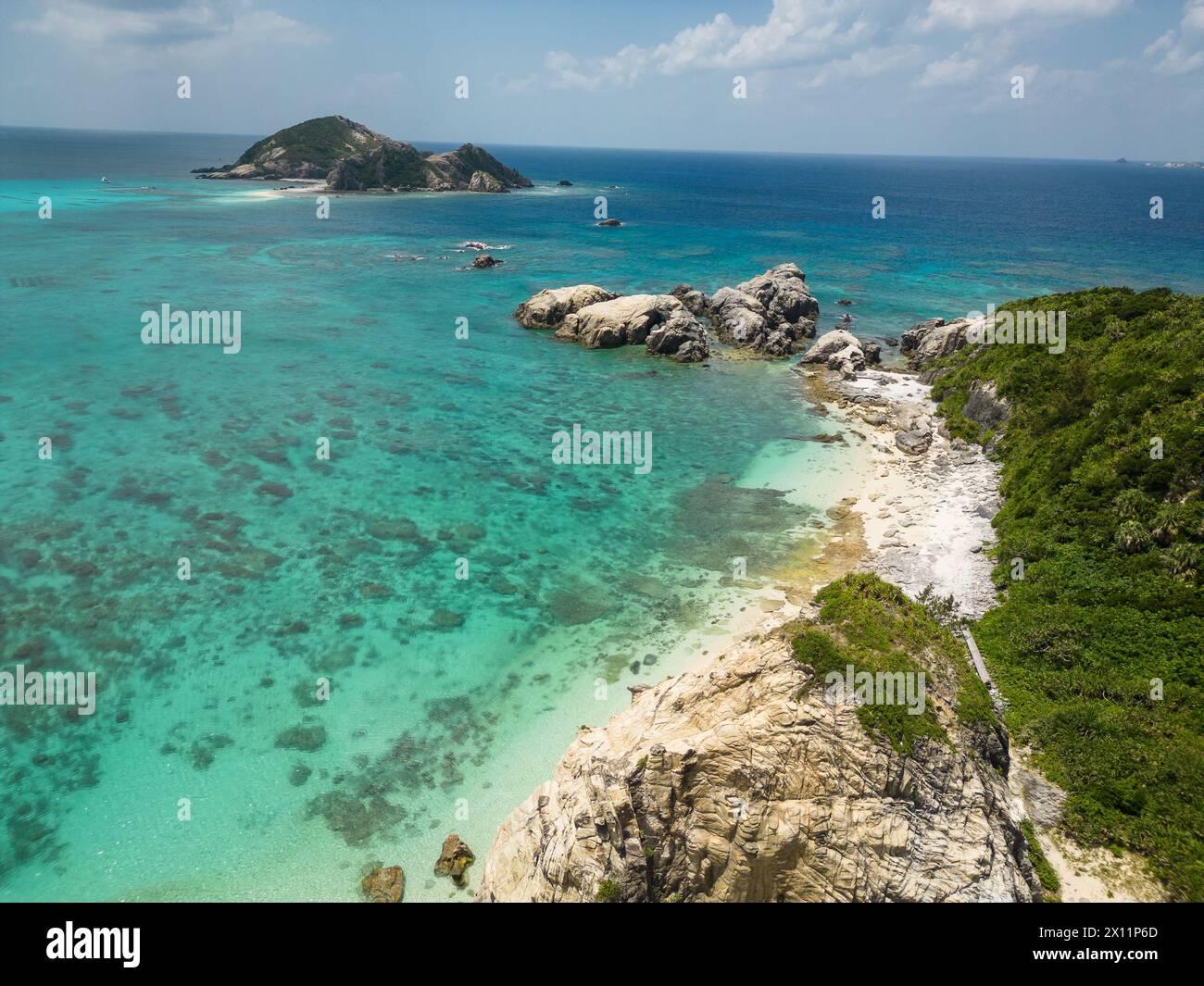 Okinawa, Japan: Luftaufnahme des Aharen Strandes auf der tropischen Insel Tokashiki in Okinawa im Pazifischen Ozean. Stockfoto