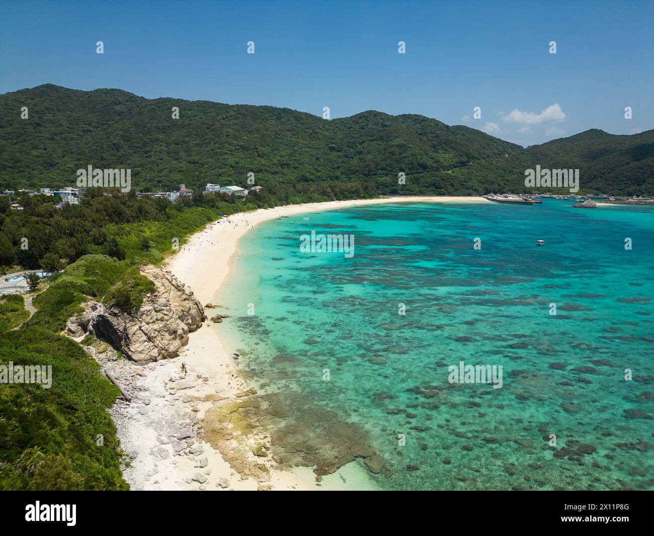Okinawa, Japan: Luftaufnahme des Aharen Strandes auf der tropischen Insel Tokashiki in Okinawa im Pazifischen Ozean. Stockfoto