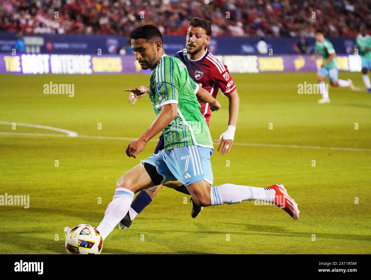 Frisco, Texas, USA. April 2024. Frisco, Texas, USA: Der Mittelfeldspieler Cristian Roldan #7 aus Seattle tritt den Ball während des Major League Sounders-Spiels zwischen dem FC Dallas und Seattle Sounders im Toyota Stadium. Endergebnis 0-0 (Credit Image: © Javier Vicencio/eyepix via ZUMA Press Wire) NUR REDAKTIONELLE VERWENDUNG! Nicht für kommerzielle ZWECKE! Stockfoto