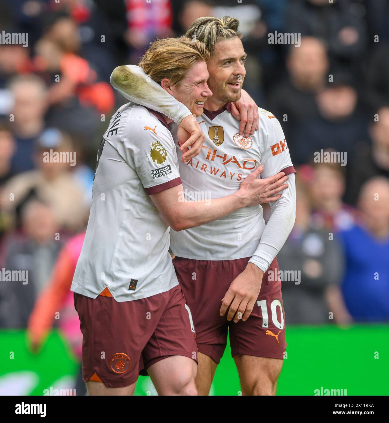 London, Großbritannien. April 2024 - Crystal Palace gegen Manchester City - Premier League - Selhurst Park. Kevin de Bruyne feiert sein zweites Tor gegen Crystal Palace mit Jack Grealish. Bildnachweis: Mark Pain / Alamy Live News Stockfoto