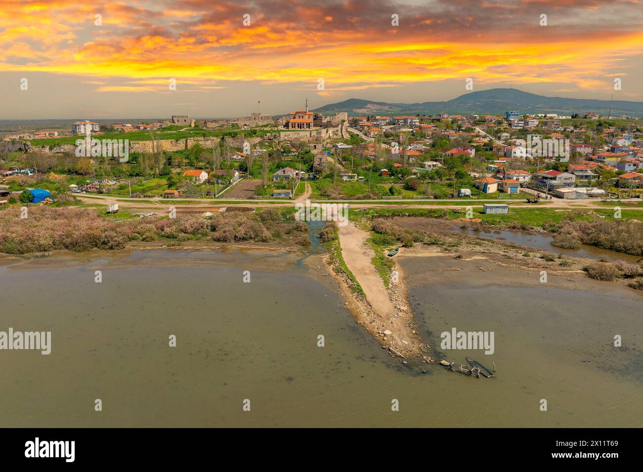 Blick auf die Hagia Sophia Moschee, die antike Moschee Enez (Ainos) Fatih Moschee, erbaut im 12. Jahrhundert und 1455 in eine Moschee umgewandelt, und Enez (Ainos) Stockfoto