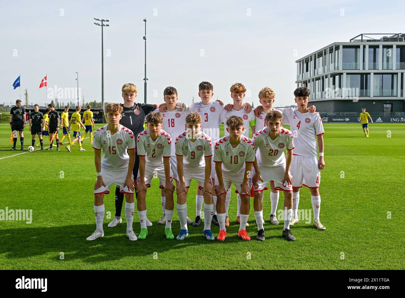 Spieler aus Dänemark mit Torhüter Elias Torkildsen (1) aus Dänemark, Christian Eriksen (18) aus Dänemark, Ivan Thomsen (3) aus Dänemark, Max Jensen (8) aus Dänemark, Andreas Kristiansen (12) aus Dänemark, Liam Eggert (4) aus Dänemark, Peter Rask (15) aus Dänemark, Marius Jacobsen (2) aus Dänemark, Johan Lindstrom (9) aus Dänemark, Casper Svart (10) aus Dänemark und Nicolai Hjulmand (20) aus Dänemark posieren für ein Mannschaftsfoto während eines Freundschaftsspiels zwischen den nationalen U16-Futures-Teams der Niederlande und Belgiens am Samstag, den 13. April 2024 in Tubize, Belgien. FOTO SPORTPIX | David Catry Stockfoto