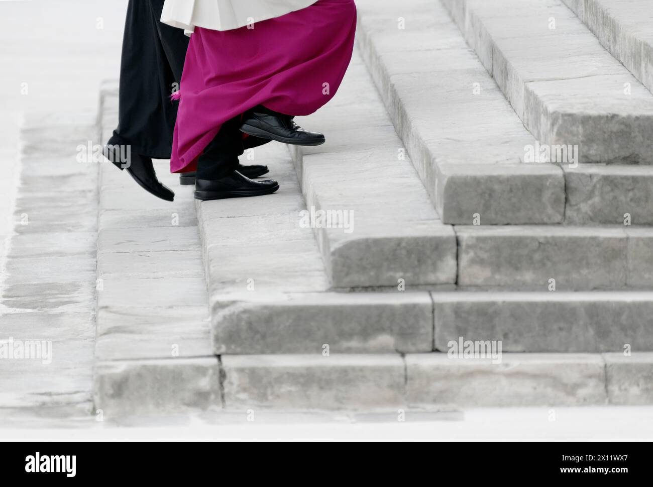 Leute in klerikaler Kleidung, die Treppen klettern Stockfoto