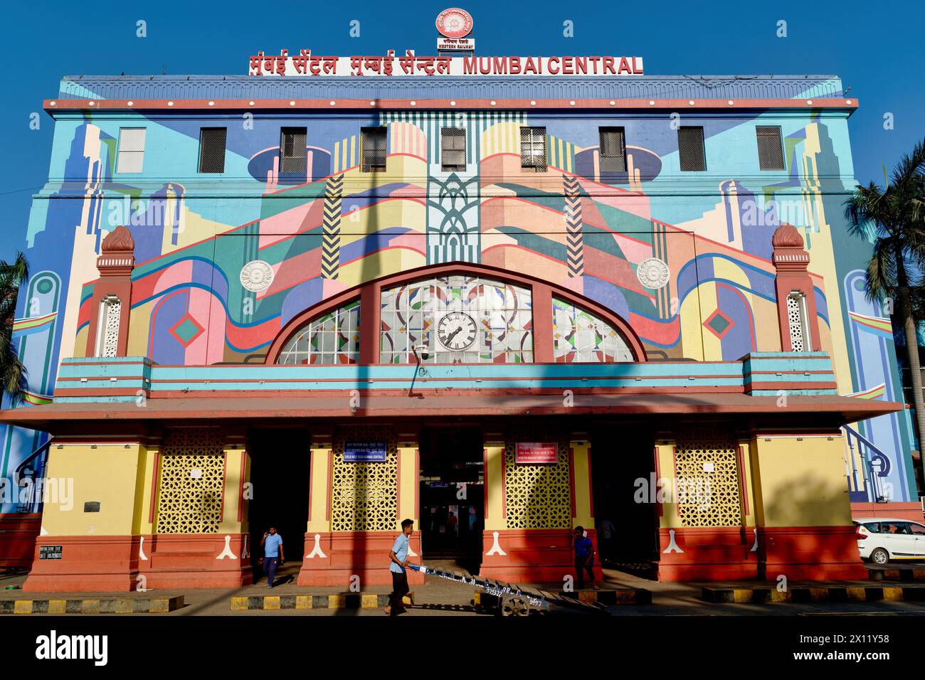 Die farbenfroh lackierte Vorderseite des Mumbai Central Station in Mumbai, Maharashtra, Indien, einer Station an der Western Railway (WR) Line in Mumbai Stockfoto
