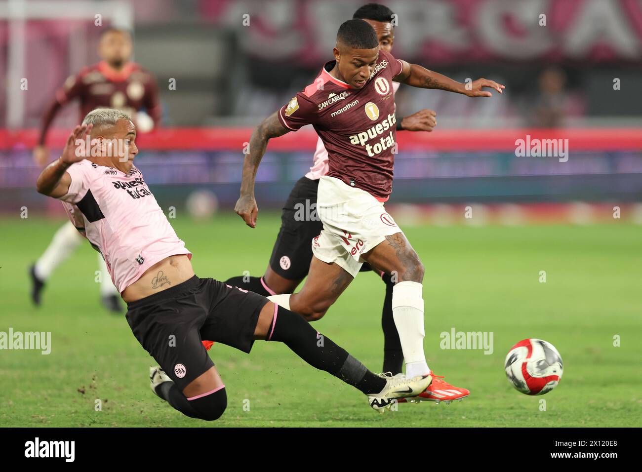 Lima, Peru. April 2024. Andy Polo von Universitario de Deportes spielte am 13. April 2024 im Miguel Grau del Callao Stadium in Lima, Peru, während des Liga-1-Spiels zwischen den Sport Boys und Universitario. (Foto: Miguel Marrufo/PRESSINPHOTO) Credit: PRESSINPHOTO SPORTS AGENCY/Alamy Live News Stockfoto