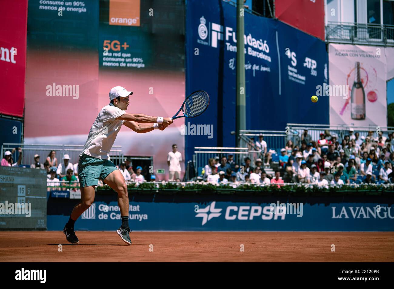 Barcelona, Spanien. April 2024. Shang Juncheng aus China kommt beim ATP Barcelona Open Einzelspiel zwischen Shang Juncheng aus China und Hugo Grenier aus Frankreich am 14. April 2024 in Barcelona, Spanien, zurück. Quelle: Joan Gosa/Xinhua/Alamy Live News Stockfoto