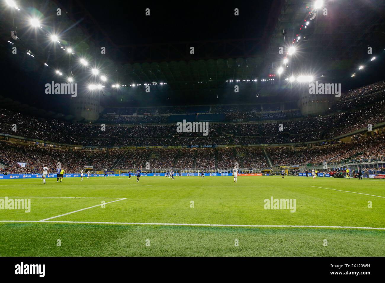 Mailand, Italien - 14. april 2024 - Inter vs Cagliari Serie A - san siro Stadion voller Fans von f.c. internazionale mit Lichtern auf Kredit: Kines Milano/Alamy Live News Stockfoto