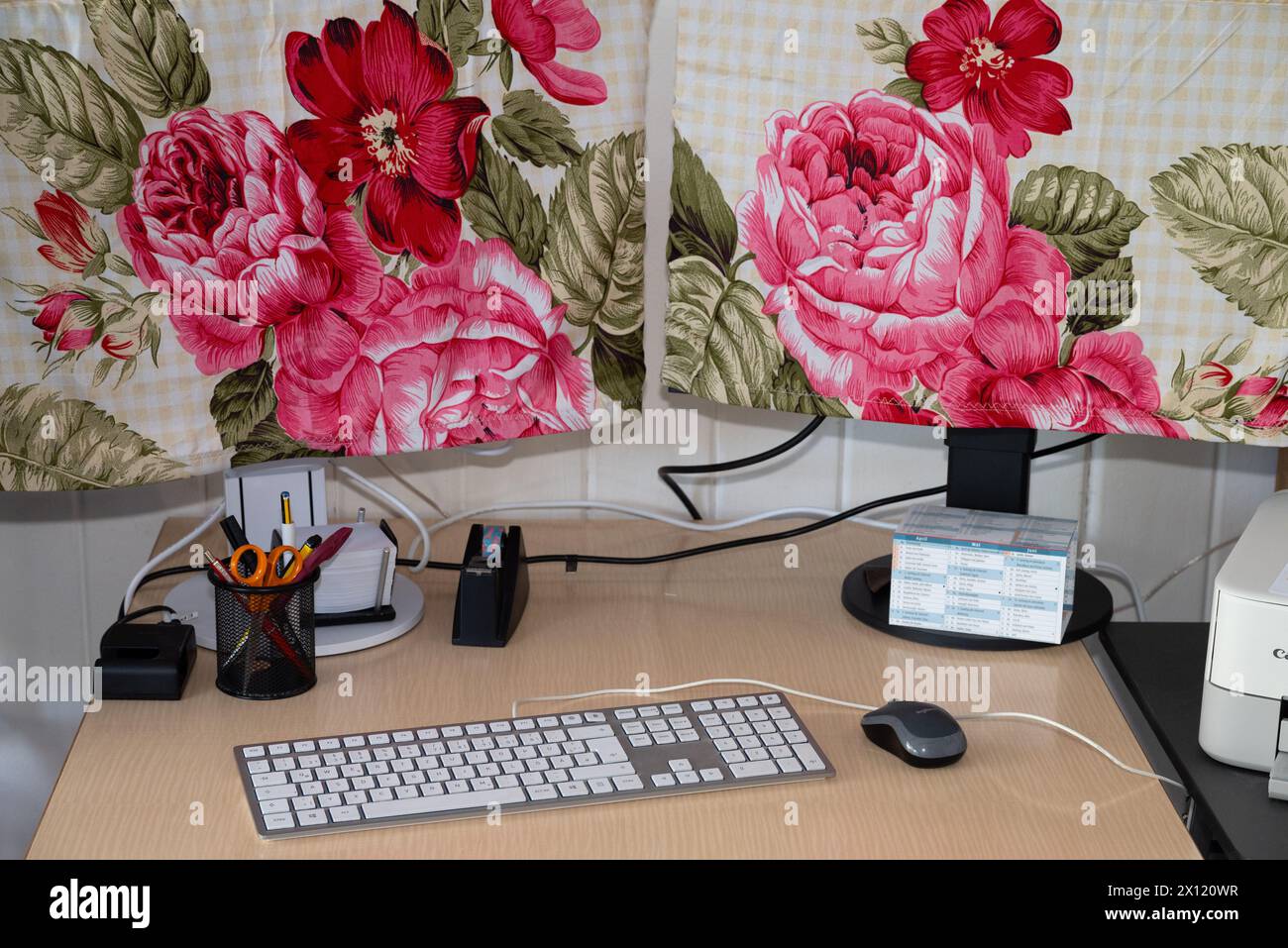 Computerarbeitsplatz mit Monitorabdeckungen von Großmutter Stockfoto