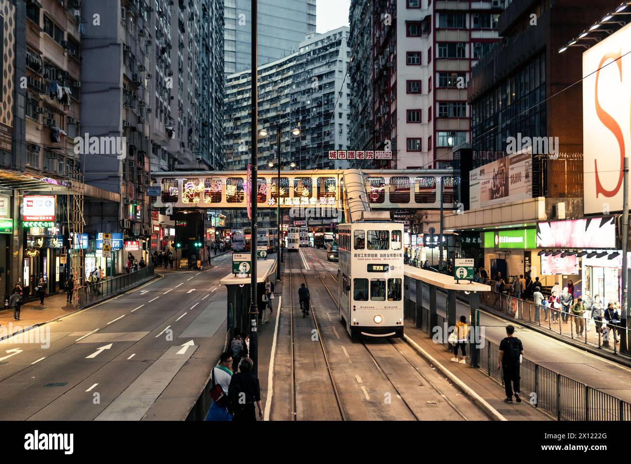 North Point, Hongkong - 15. März 2019: Eine Doppelstockbahn fährt in der Abenddämmerung durch den überfüllten North Point District auf der Insel Hongkong, China Stockfoto