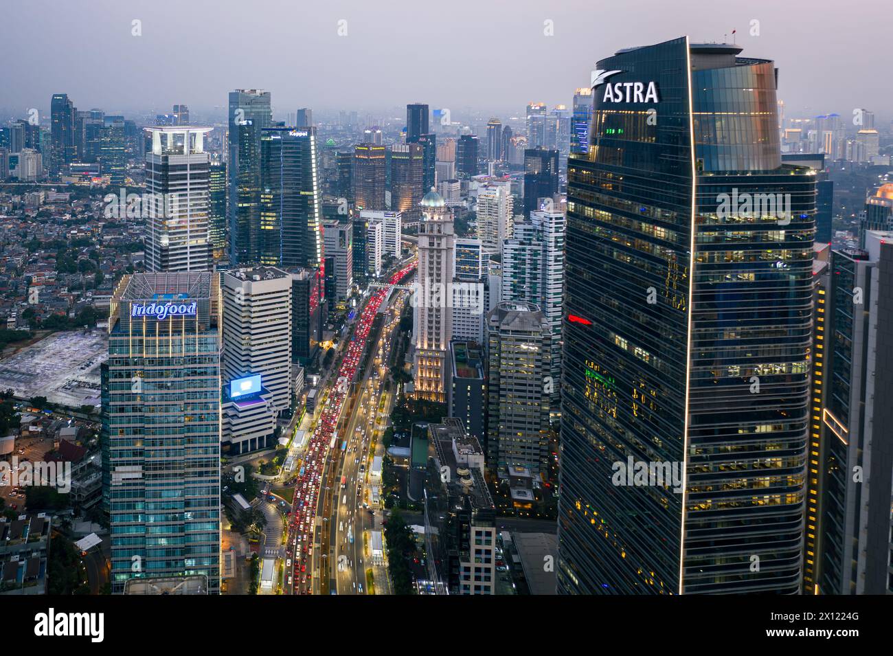 Jakarta, Indonesien - 16. Juli 2023: Aus der Vogelperspektive auf den modernen Astra-Turm mit Blick auf die überfüllte Sudirman Street, die Hauptstraße des Jakarta-Busses Stockfoto