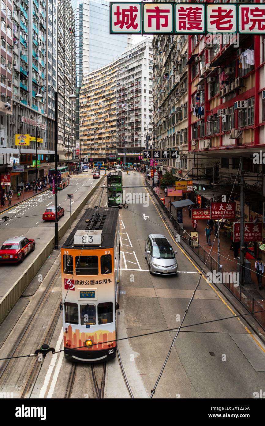 North Point, Hongkong - 15. März 2019: Die berühmte Straßenbahn fährt durch den überfüllten North Point District auf der Insel Hongkong in China Stockfoto