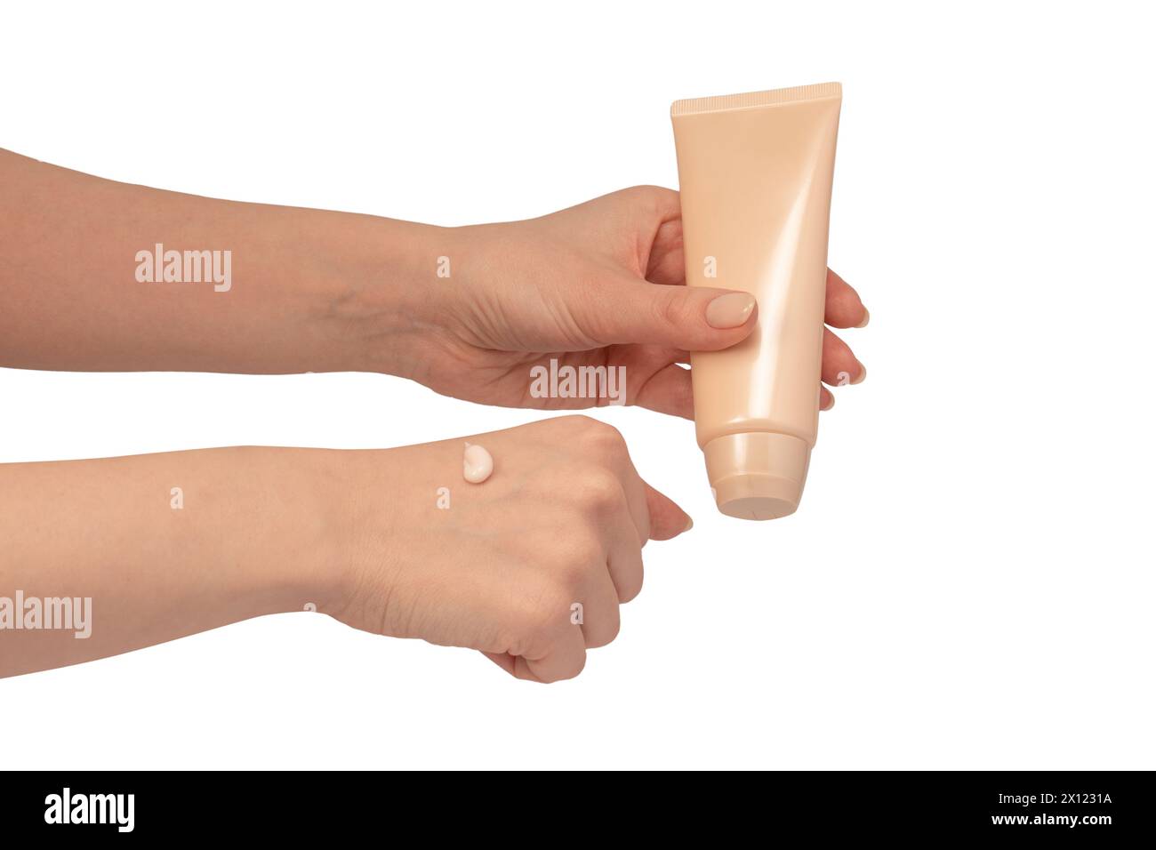 Beige Creme Tube in Frauenhänden isoliert auf weißem Hintergrund. Creme-Farbmuster auf der Frauenhand. Hautpflegekonzept. Stockfoto