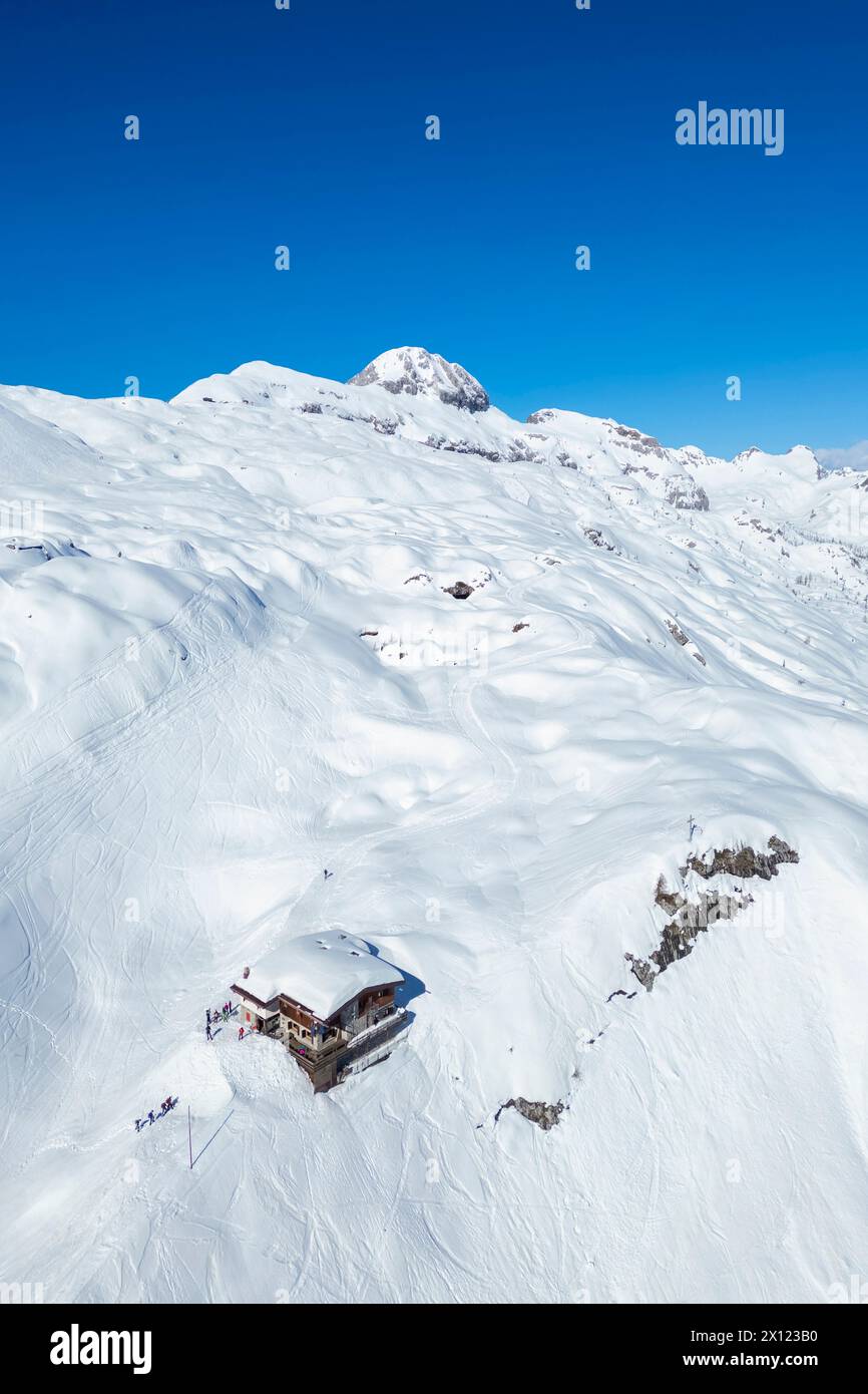 Aus der Vogelperspektive auf die Albani-Schutzhütte und den Monte Ferrante und Ferrantino im Winter. Val di Scalve, Bezirk Bergamo, Lombardei, Italien, Südeuropa. Stockfoto