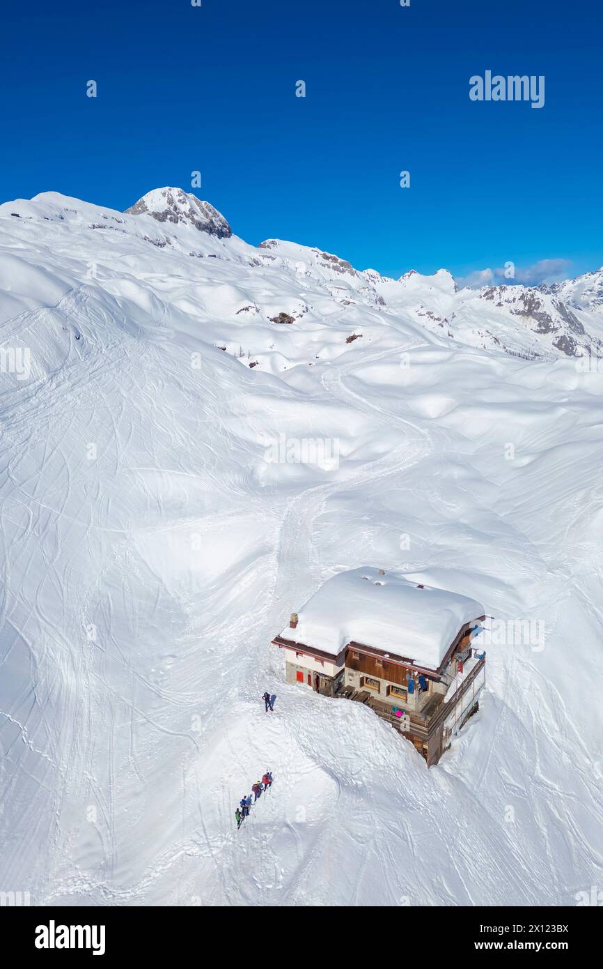 Aus der Vogelperspektive auf die Albani-Schutzhütte und den Monte Ferrante und Ferrantino im Winter. Val di Scalve, Bezirk Bergamo, Lombardei, Italien, Südeuropa. Stockfoto
