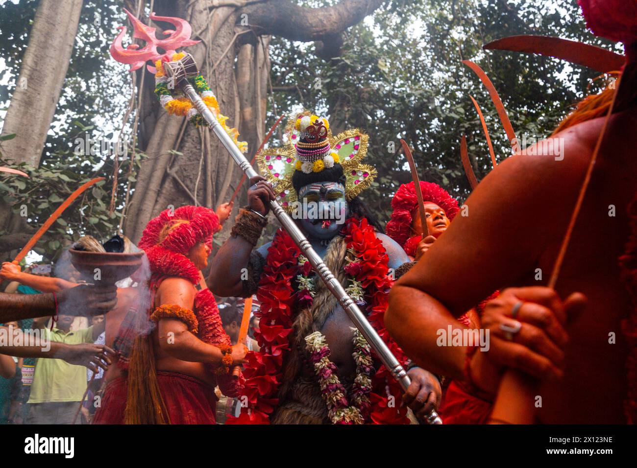 Hinduistische Anhänger tanzen mit Schwertern zur Feier des Lal Kach-Festivals, das den letzten Tag des Bangla-Jahres in Abdullahpur, Munshiganj, markiert. Stockfoto