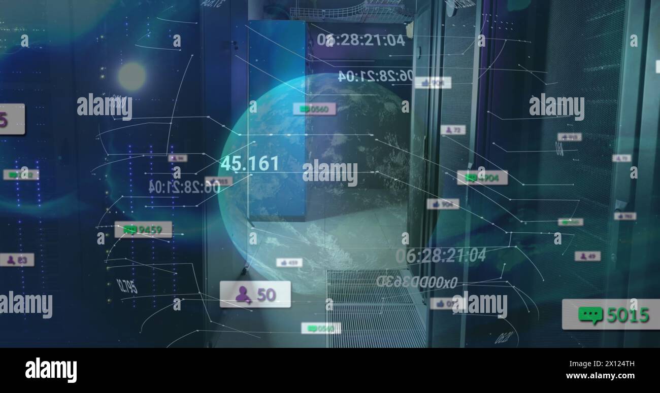 Bild von Social-Media-Symbolen, sich drehender Globus und Datenverarbeitung im Serverraum Stockfoto